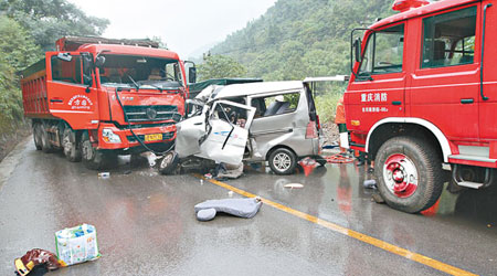 泥頭車與客貨車迎頭相撞，客貨車損毀嚴重。（中新社圖片）