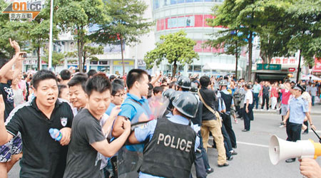 東莞<BR>東莞示威民眾與阻止遊行的防暴警察推撞。（本報記者東莞傳真）