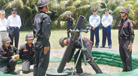 海巡部隊在太平島試射一百二十毫米迫擊炮。（中央社圖片）