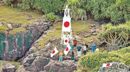 日本右翼分子上月持日本國旗登上釣魚島。（資料圖片）