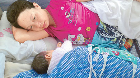 一名孕婦在地震後不久在帳篷中產子。（中新社圖片）