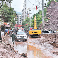 彝良縣通往外界的道路，昨因受暴雨和泥石流襲擊，一度全面中斷。（中新社圖片）