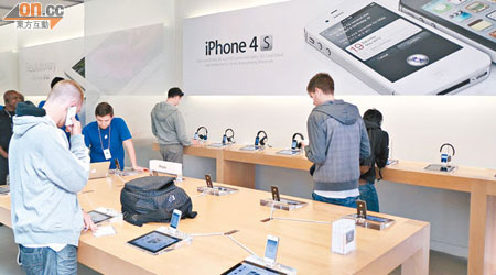 發布會前夕，三藩市蘋果專門店仍正推售iPhone 4S。（布偉倫攝）