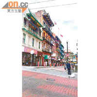三藩市華埠的都板街是遊客必到之處，但周三及周四的中午均顯得較以往冷清。（徐蕙娟攝）
