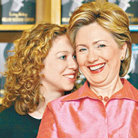 克林頓的性醜聞令希拉妮（右）與女兒翠兒茜（左）深受傷害。（資料圖片）