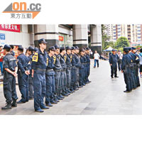 深圳昨有大批警員駐守，以防再有反日遊行。（本報深圳傳真）