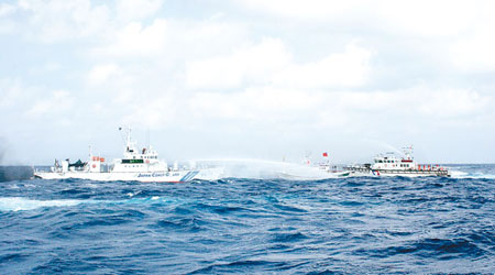 日本巡邏船（左）試圖用水炮驅逐台灣船隻（中），台海巡船（右）以水炮還擊。（中央社圖片）