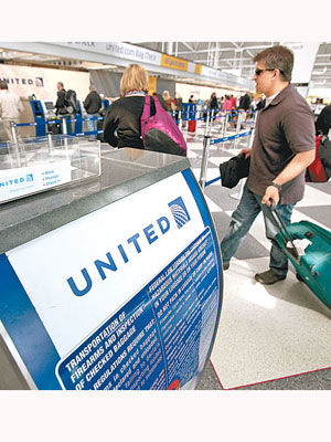 聯合航空的行李費等附加費僅次於達美航空。圖為旅客到聯航的行李櫃位辦理登機手續。