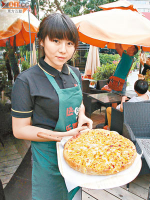 連鎖薄餅店的榴槤薄餅深受食客歡迎。（張琦攝）