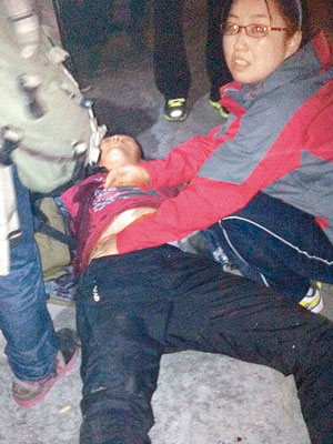 網民拍下遇襲男遊客身中多刀後倒臥路面。