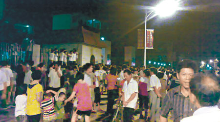 大批村民包圍鎮政府示威。（互聯網圖片）