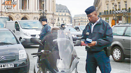警員會向賣淫貨車發告票打擊。圖為法國交通警執法。（呂靜儀攝）