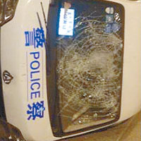 有警車被推翻及遭砸毀擋風玻璃。