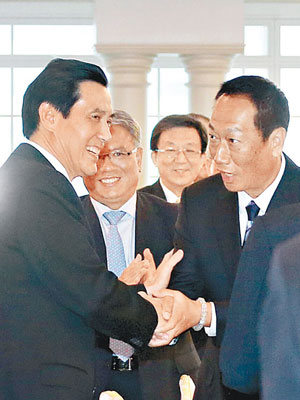 馬英九（左）在會上與郭台銘（右）握手致意。（中央社圖片）