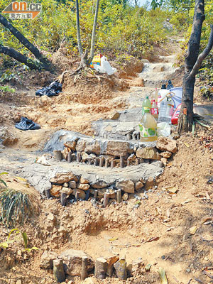 龍叔先用樹枝、石頭鋪砌再灌水泥造成樓梯。（本報深圳傳真）