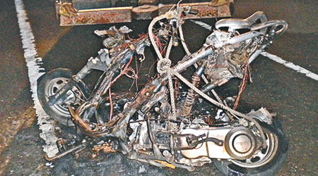 電單車被撞後燒剩車架。（中央社圖片）