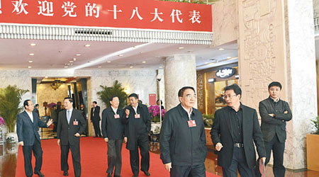 各省的十八大代表已陸續抵達北京。（中新社圖片）