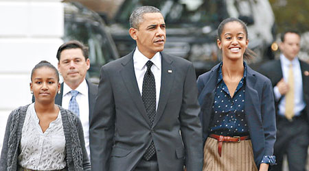 奧巴馬的女兒馬利亞（右）及薩沙（左），幾乎完全沒有現身於競選活動。（資料圖片）