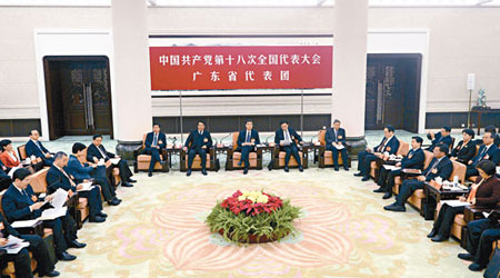 廣東省代表團討論十八大報告。（中新社圖片）