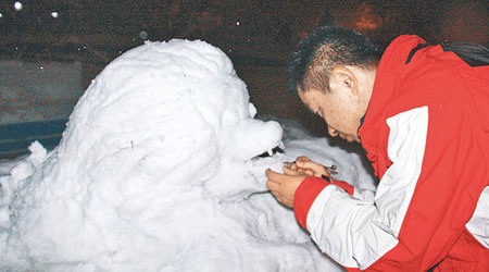 內蒙古呼和浩特民眾，用白雪堆砌動物的雪雕。（中新社圖片）