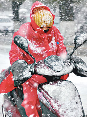 吉林<BR>吉林市民冒着風雪騎電單車。（中新社圖片）