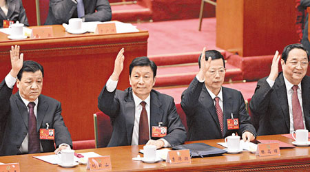 （左起）劉雲山、李源潮、張高麗和俞正聲在十八大閉幕會議上並排而坐。（中新社圖片）