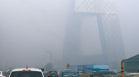 北京昨日亦出現大霧，街頭能見度低。（中新社圖片）
