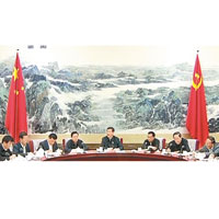 十八屆中共中央政治局上周六舉行首次集體學習會議。（電視畫面）