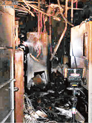 懷疑起火的磁力共振室被大火熏至一片焦黑。（包克明攝）