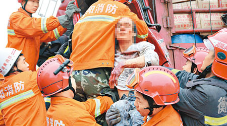 湖南<br>救援人員在連環車禍現場救出被困傷者。（中新社圖片）