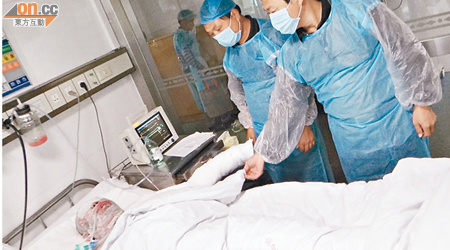 深圳五金廠爆炸，有傷者全身七成燒傷，正等待做皮膚移植手術。（黃少君攝）