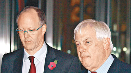 獲彭定康（右）欽點任總裁的恩特威斯爾（左）閃電下台。