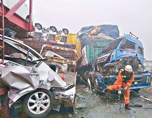 霧鎖山東百車連環撞42死傷