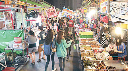 香港遊客必到夜市品嘗小食。（郭良傑攝）