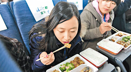 乘客在列車上享用午餐。（中新社圖片）