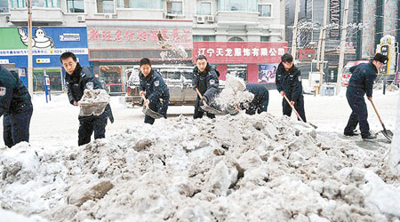 瀋陽市警員在清理路上積雪。（互聯網圖片）