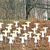 槍擊案現場附近豎立了廿七個天使肖像，悼念廿七名遇害者。（中新社圖片）