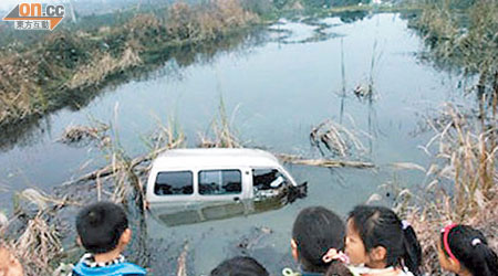 網上流傳涉事客貨車墮入水塘後的照片。