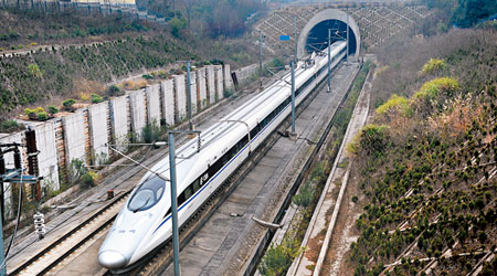 全球最長的高鐵線京廣高鐵昨日正式開通營運。（中新社圖片）