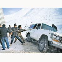 新疆<BR>新疆邊防官兵救助被風雪圍困的巴基斯坦車輛。（中新社圖片）