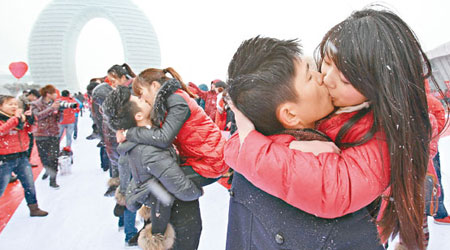浙江<br>一千三百一十四位情侶在浙江激情擁吻。（中新社圖片）