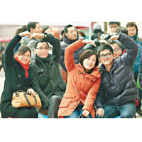 南京<br>南京準新人排隊登記結婚時擺出心形圖案。（中新社圖片）