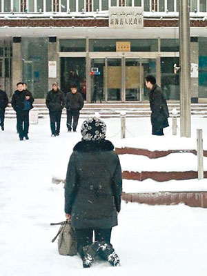 民工在縣政府門前跪雪地討薪。