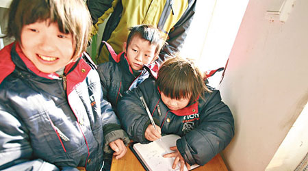 收養所兒童接受蘭考縣救助站的照顧。（中新社圖片）
