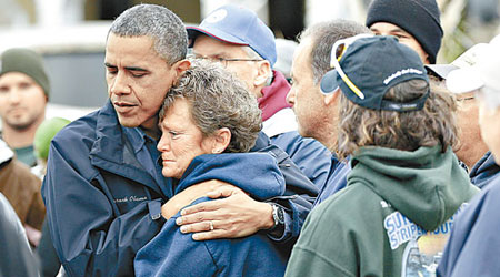 奧巴馬（左一）視察新澤西州災區時，曾把萬贊特（左二）抱入懷中表示安慰。（資料圖片）