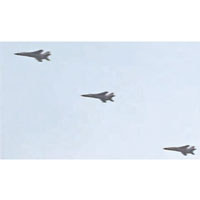 日媒曝光多架載有反艦導彈的解放軍飛豹戰機的照片，指前日亦曾飛近釣島。（電視畫面）