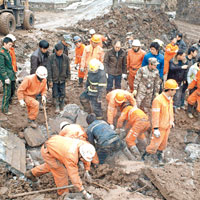 救援人員在現場挖掘搜救。（中新社圖片）