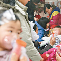 大批罹患呼吸系統疾病的兒童在醫院接受治療。（中新社圖片）