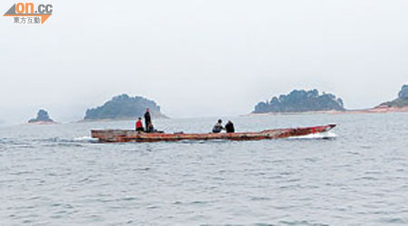萬綠湖中有非法捕撈船在作業。（本報河源傳真）