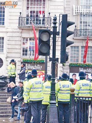 英國現時逾二萬三千名警員休班後當兼職。（章怡攝）